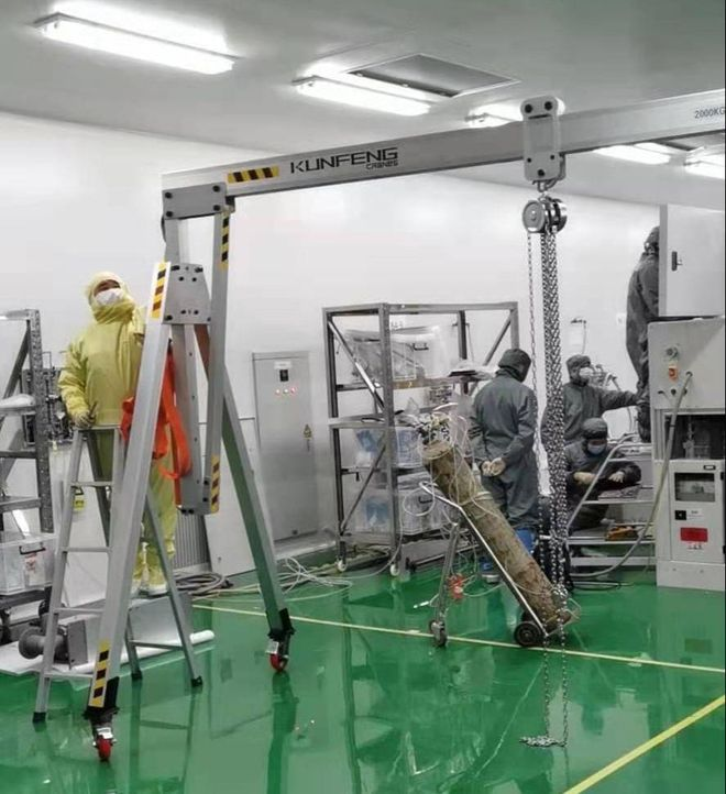 Adjustable aluminum gantry crane