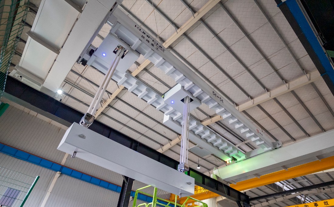 Cleanroom belt hoist crane