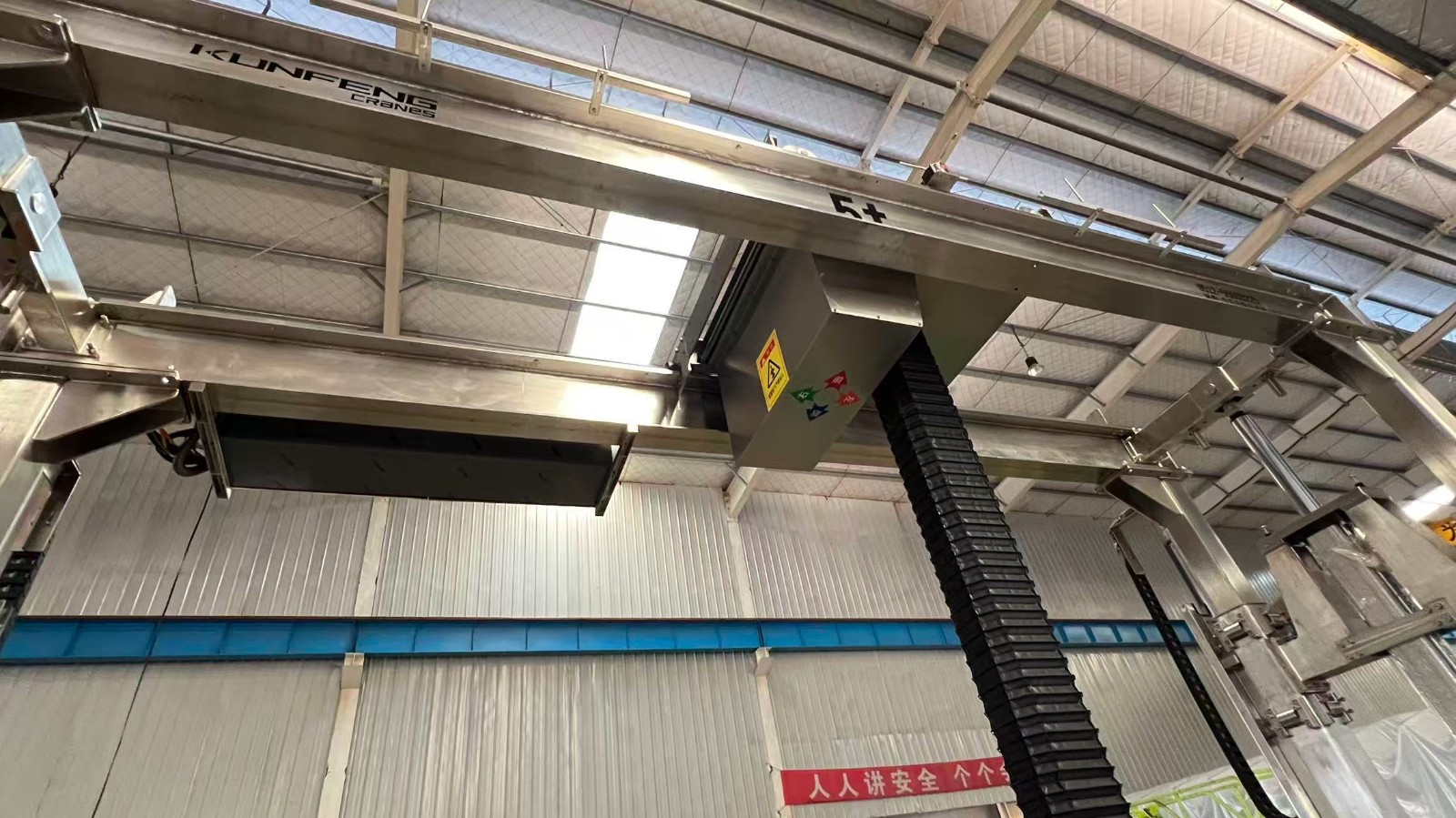 Cleanroom adjustable height gantry crane