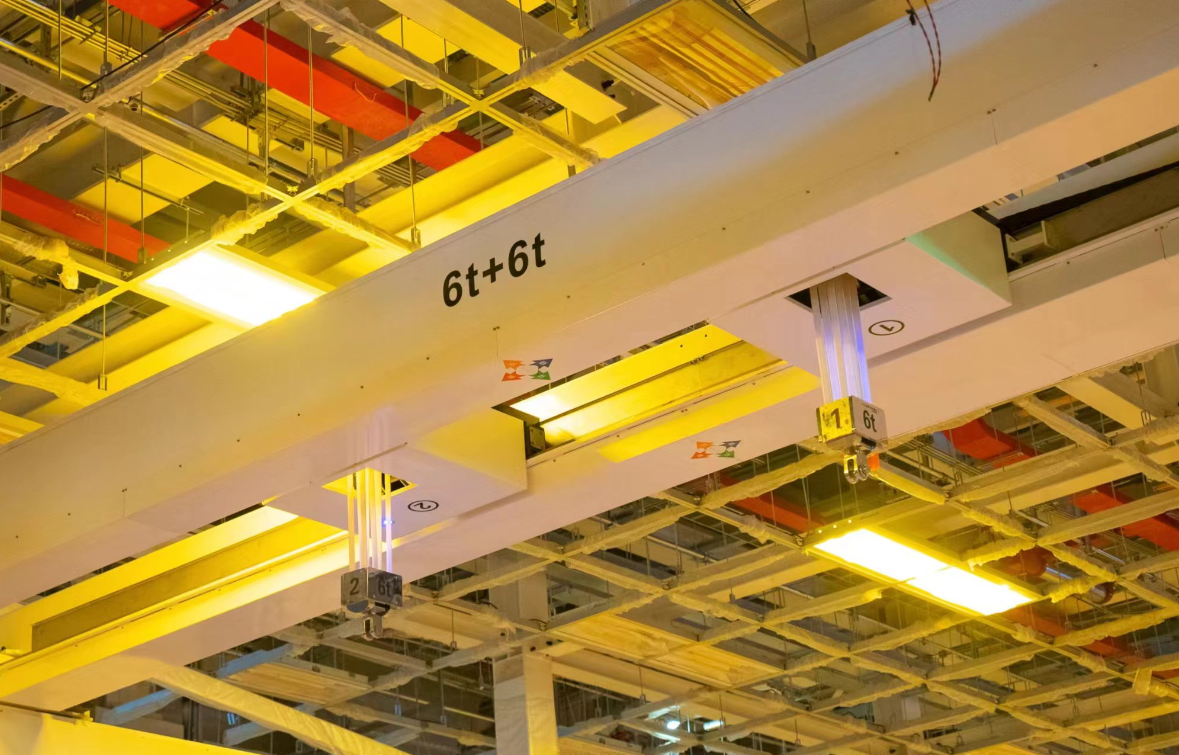 Clean room hoist system