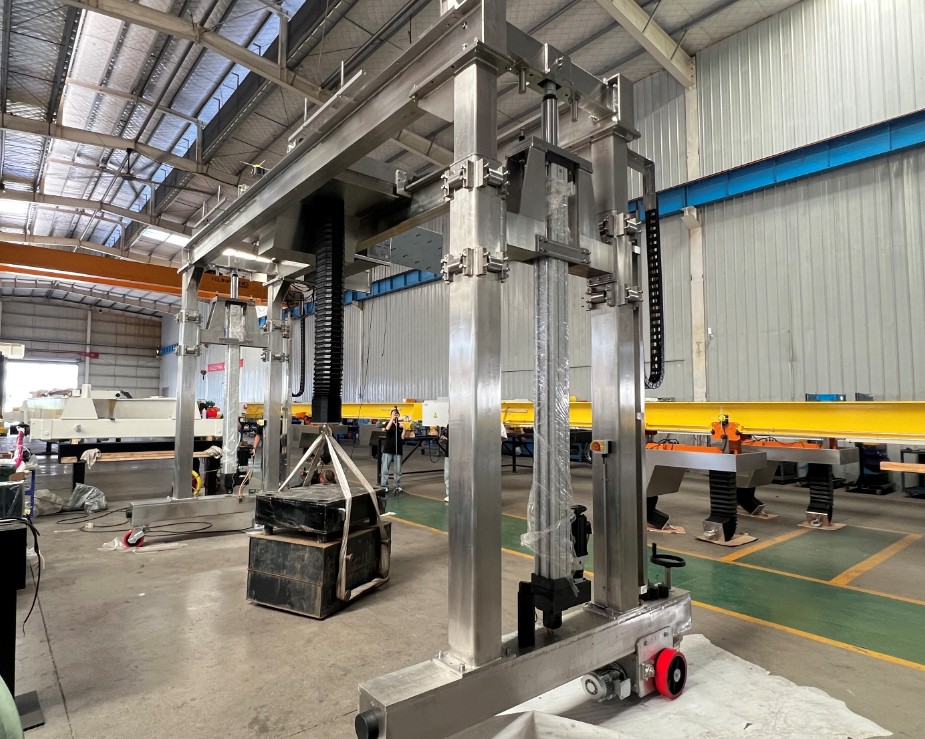 Adjustable height mobile gantry crane