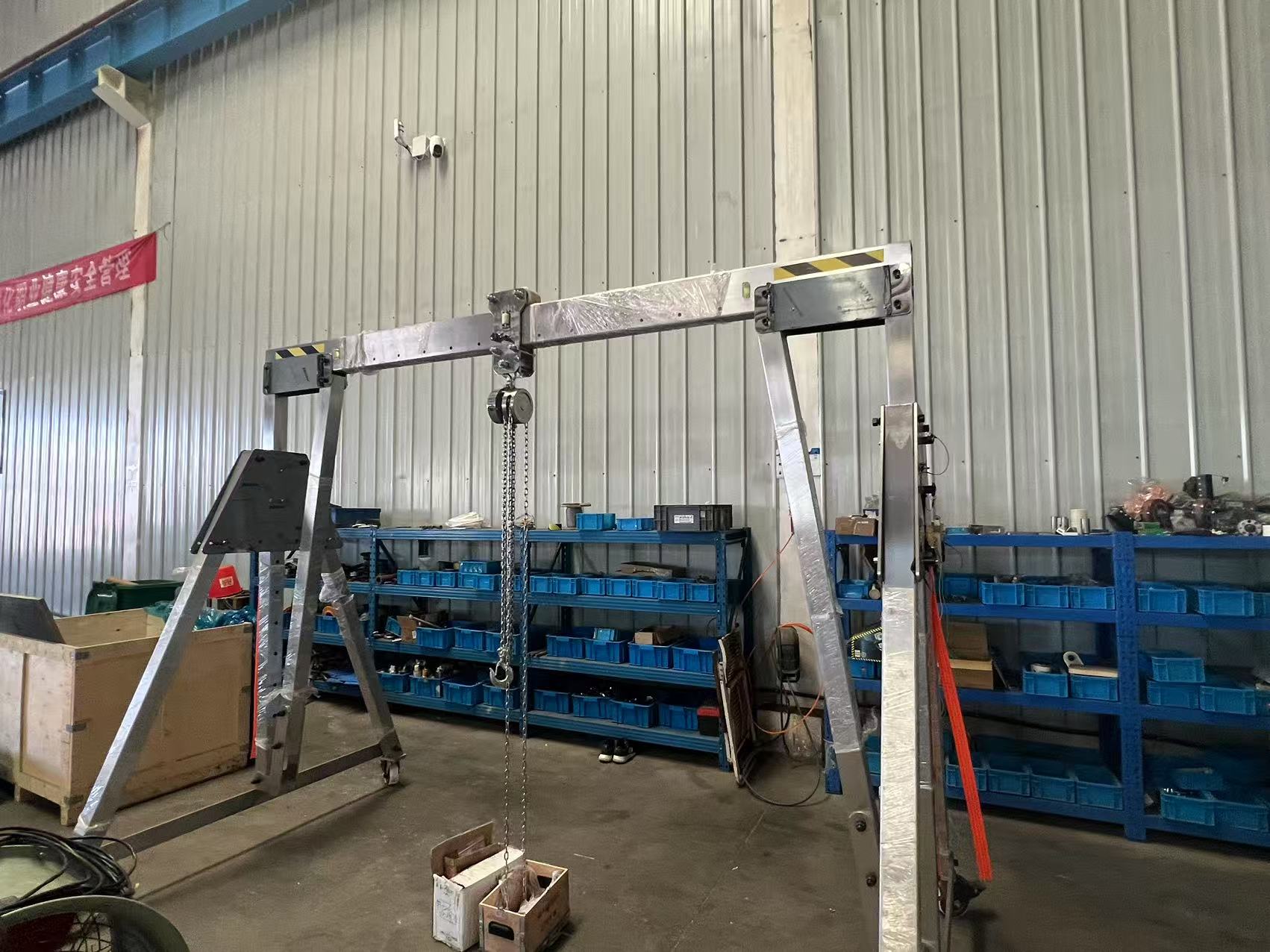 Portable manual gantry crane for cleanroom
