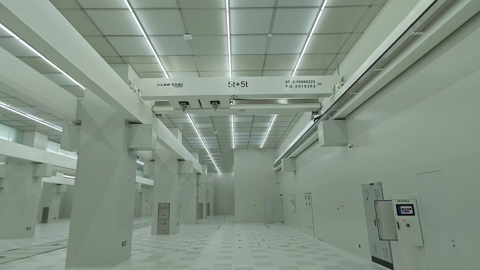 Cleanroom crane for semiconductor industry