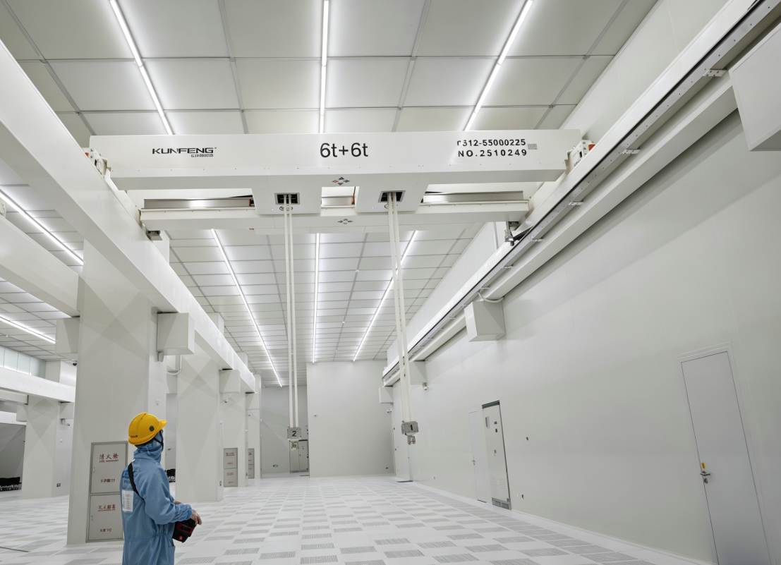Overhead cleanroom belt hoist crane