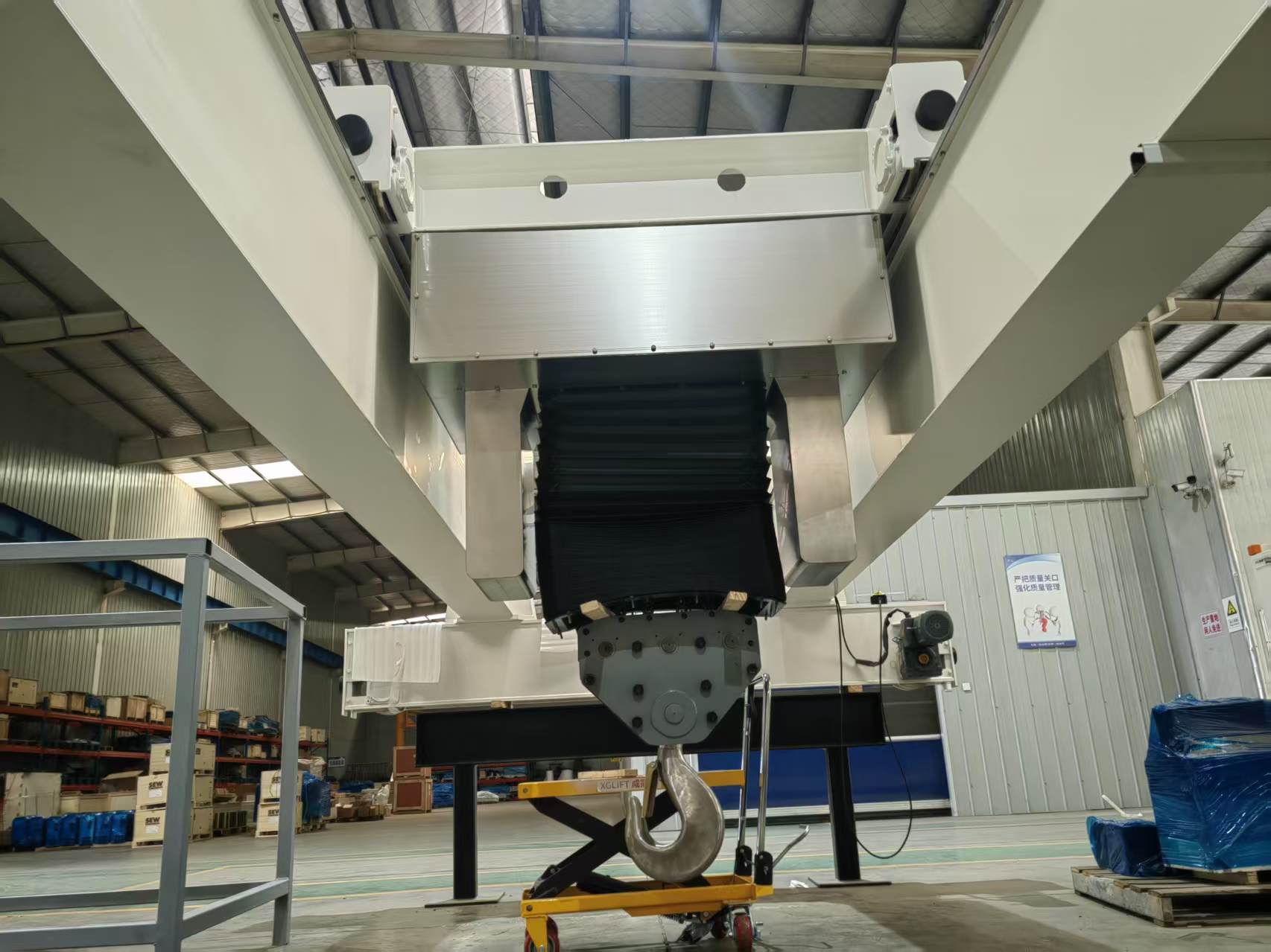 Cleanroom electric chain hoist with trolley